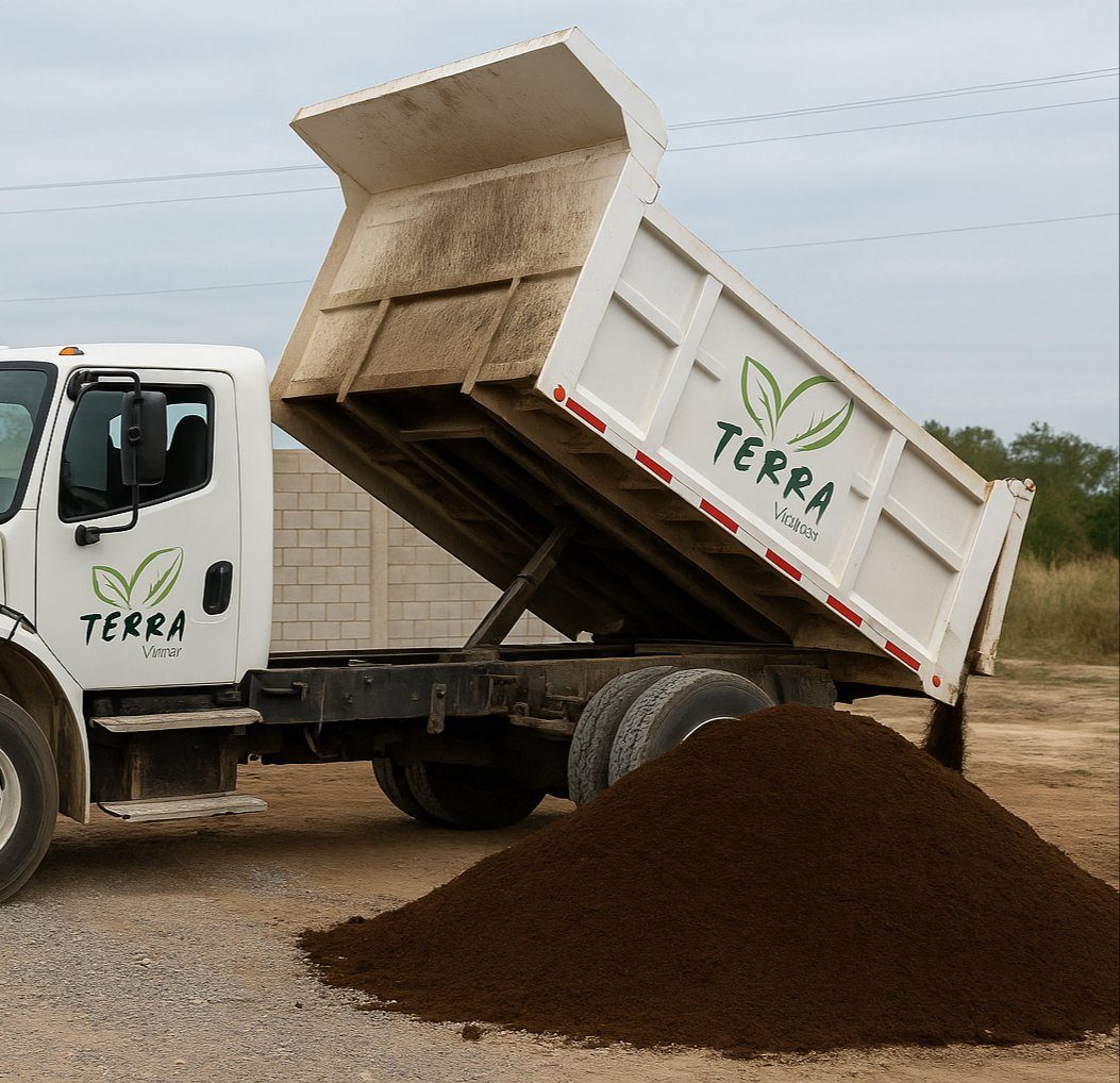 Camión Terra descargando tierra negra en proyecto de jardinería Tampico
