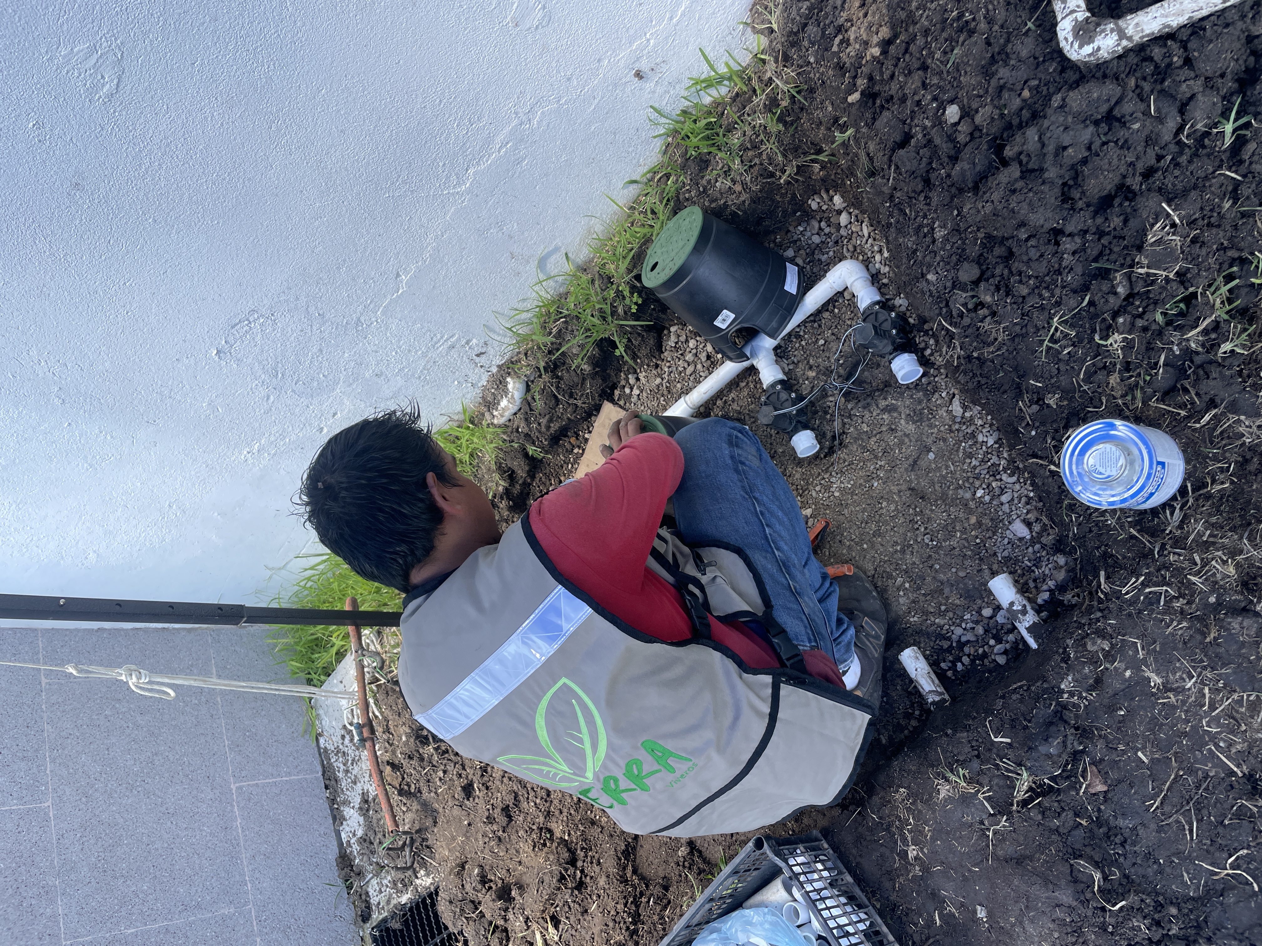 Instalación riego por goteo jardín Tampico técnico Terra