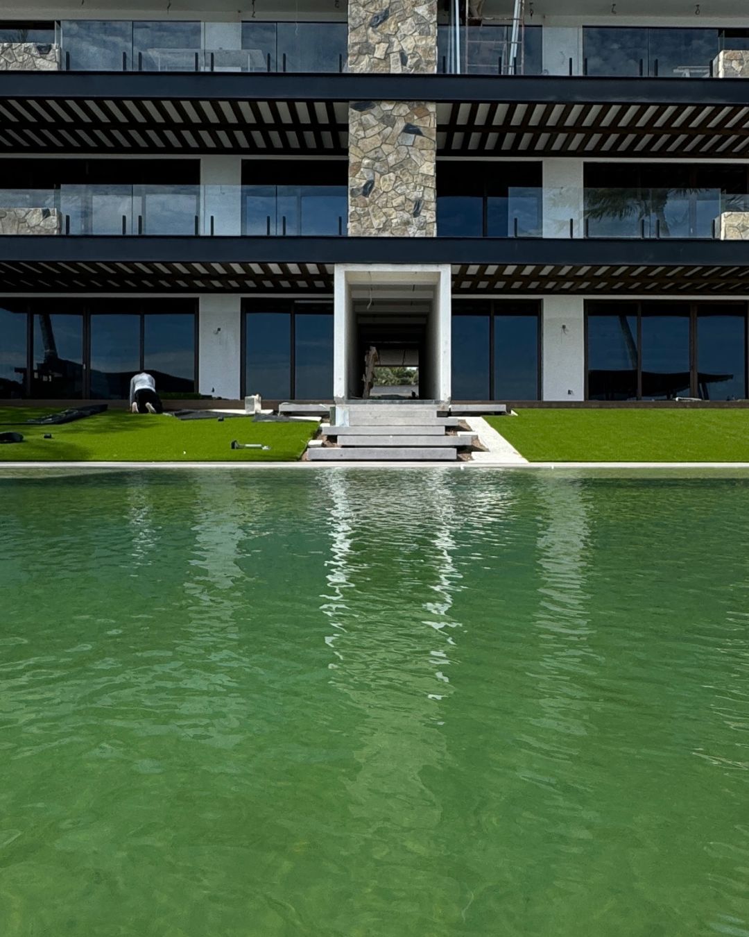 Pasto sintético Toscana 18 instalado en jardín residencial Tampico