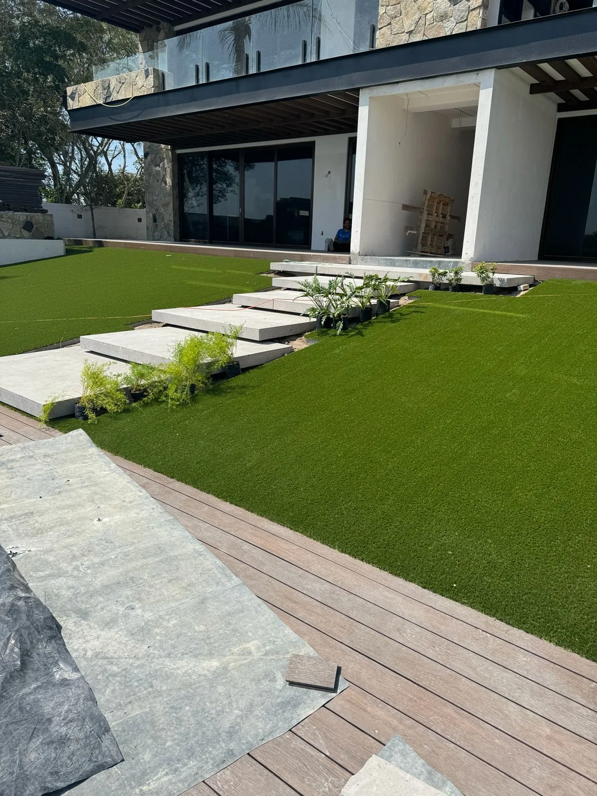 Terraza con pasto sintético premium de 28 mm — verde todo el año sin mantenimiento