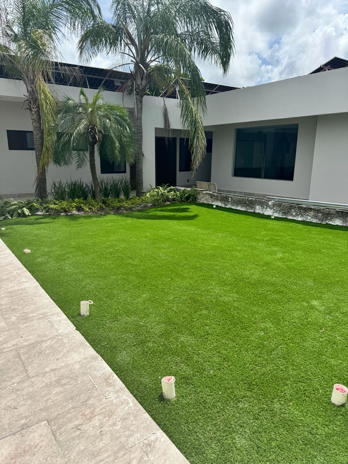 Pasto sintético Toscana 28 en jardín residencial premium Tampico