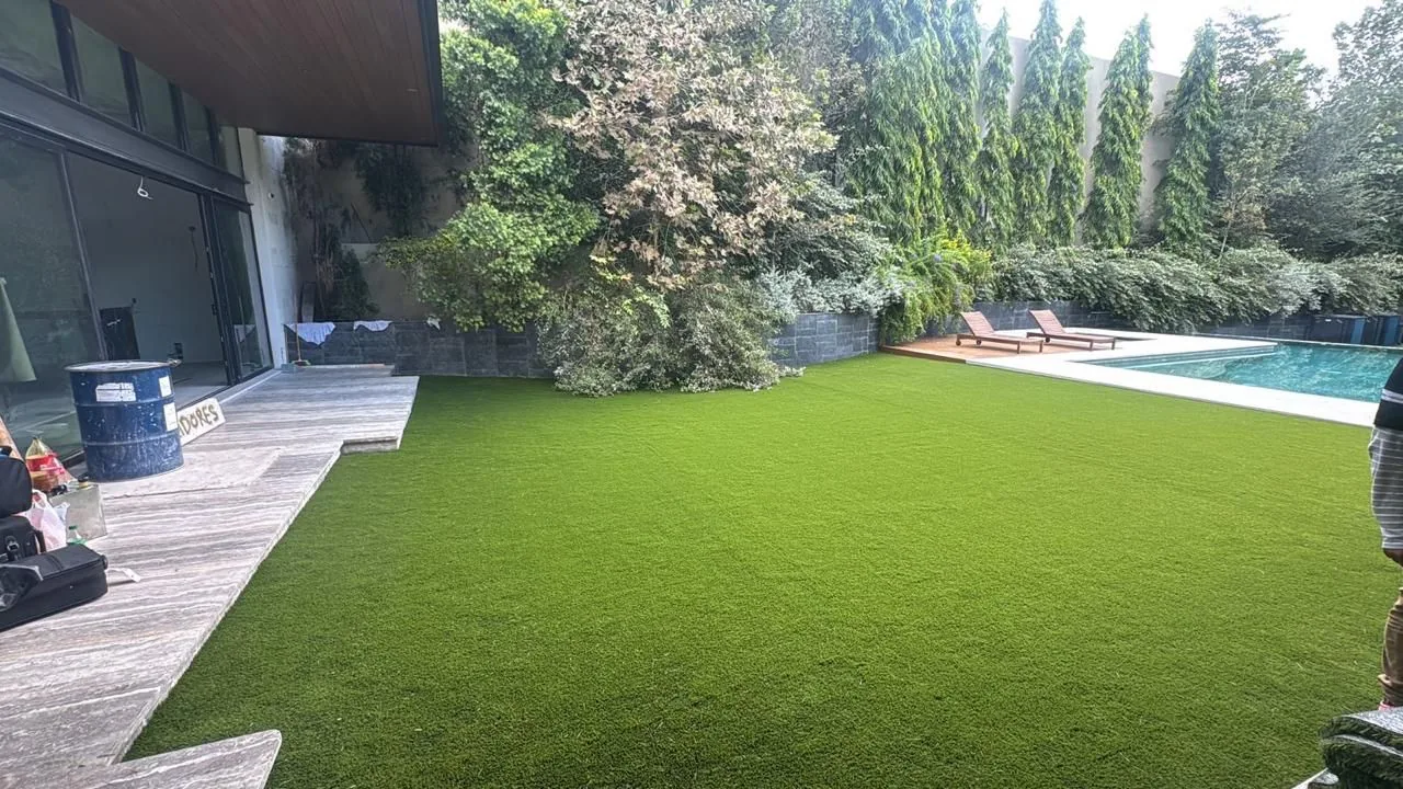 Jardín residencial con alberca y pasto sintético — proyecto premium Tampico