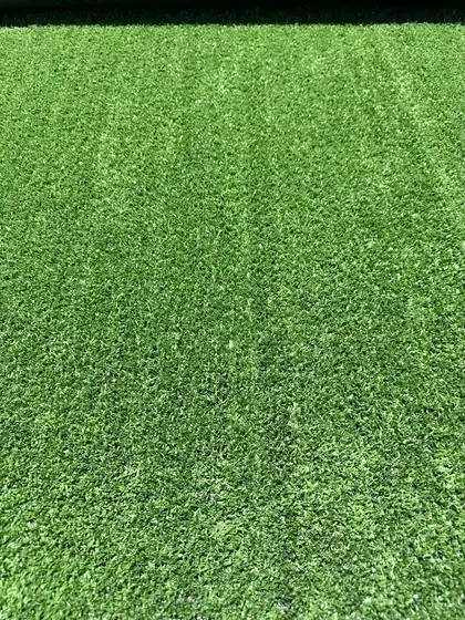 Acercamiento a la fibra del pasto sintético Aruba 10 de 10 mm en verde olivo