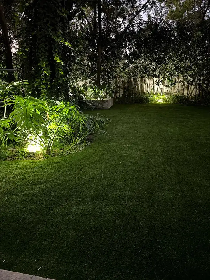 Pasto sintético Bali 35 instalado: jardín iluminado de noche
