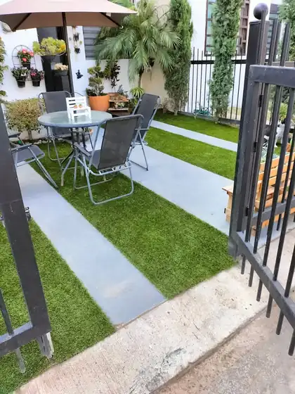 Pasto sintético Bali 35 instalado: terraza con comedor