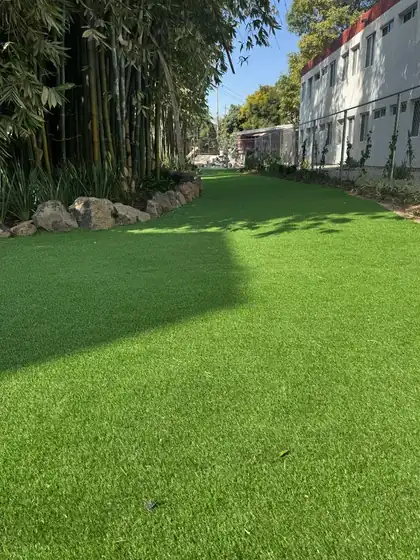 Pasto sintético Capri 20 instalado: jardín amplio