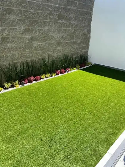 Pasto sintético Capri 20 instalado: jardín con muro