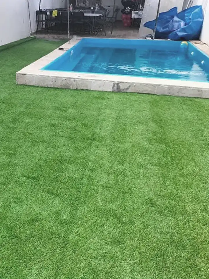 Pasto sintético Irlanda 25 instalado: patio con alberca