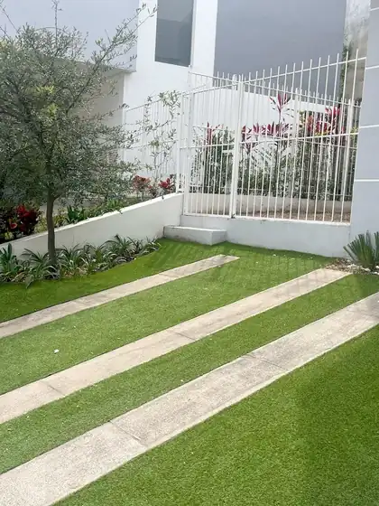 Pasto sintético Toscana 18 instalado: jardín con andadores