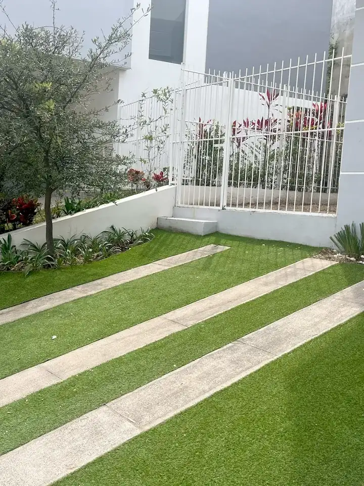 Pasto sintético Toscana 18 instalado: jardín con andadores