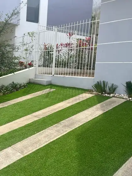 Pasto sintético Toscana 28 instalado: jardín con andadores