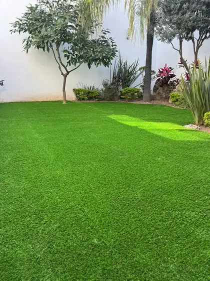 Pasto sintético Viena 30 instalado: jardín con árboles